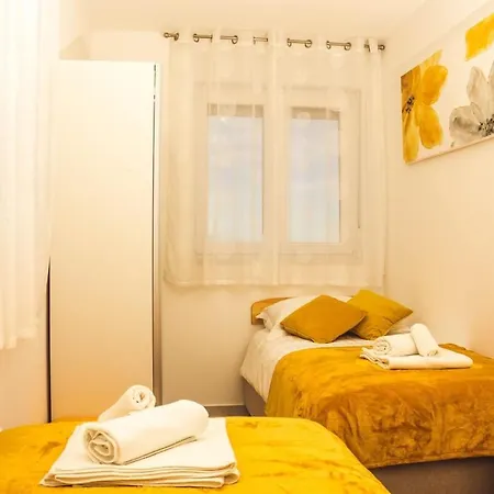 Beach Apartment * נין