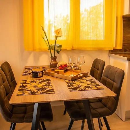 Beach Apartment נין