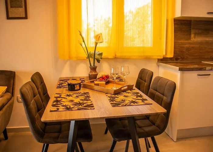 Beach Apartment נין